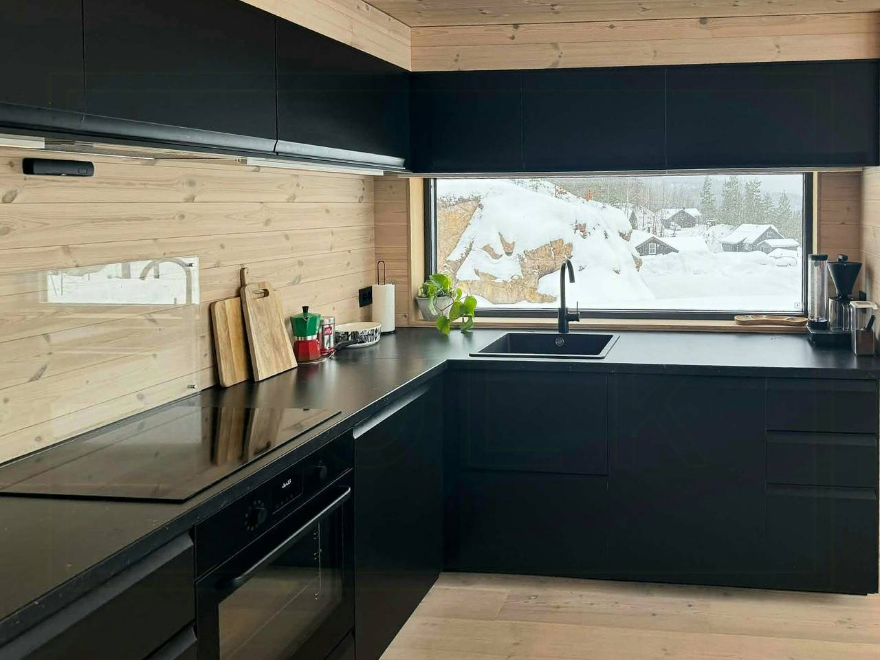 Nordisk designhytte med utsikt over innsjøen Toke in Drangedal 