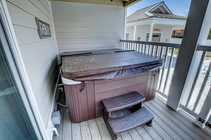 Vacation rental for 26 people, with hot tub and yard as well as balcony in Virginia Beach