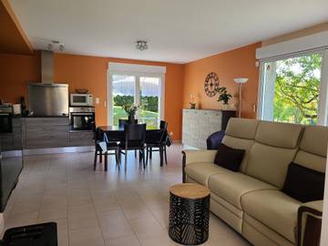 Gîte pour 4 personnes, avec terrasse et jacuzzi à Contrexéville