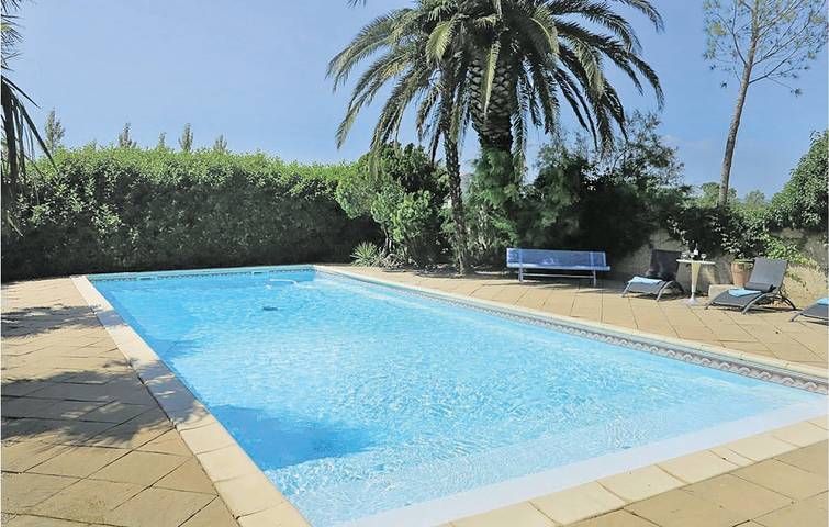 Location de vacances pour 14 personnes, avec jardin ainsi que terrasse et piscine à Arles - 2