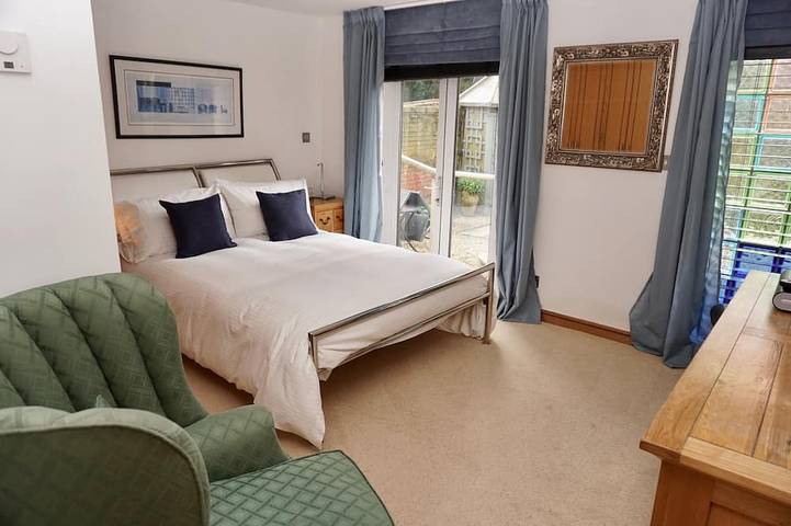 Unique waterside home in stunning location. in Hythe and Dibden, Hampshire