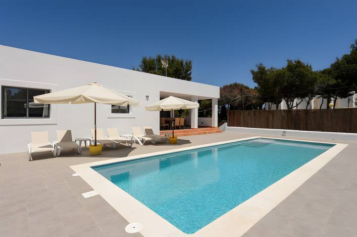 Villa 'Cana Clara' with private pool, Wi-Fi and air conditioning in Cala Llenya, Santa Eulària des Riu