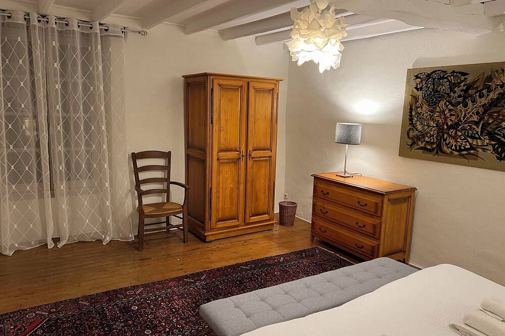 Grand gîte de 2 chambres et 2 salles de bains, terrain clôturé, piscine commune in Soyaux, Charente