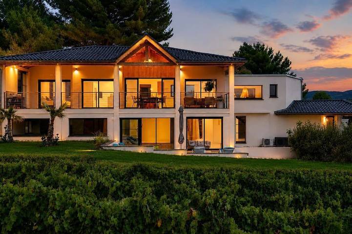Villa pour 9 personnes, avec Balcon et Jacuzzi ainsi que Jardin et Piscine