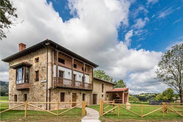 Chalet para 12 personas, con terraza y jardín además de vistas y piscina en Costa de Cantabria