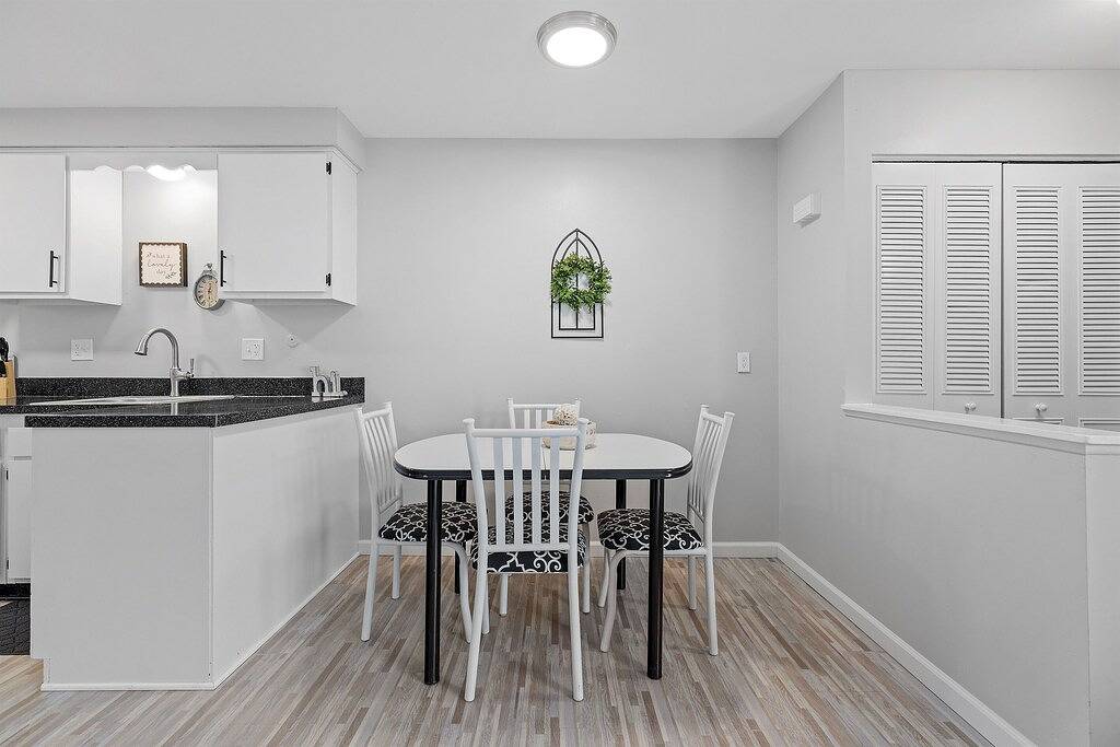 Ganze Wohnung, Quiet Cozy End Unit Near Mt. Clemens Downtown in Mount Clemens, Lake St. Clair