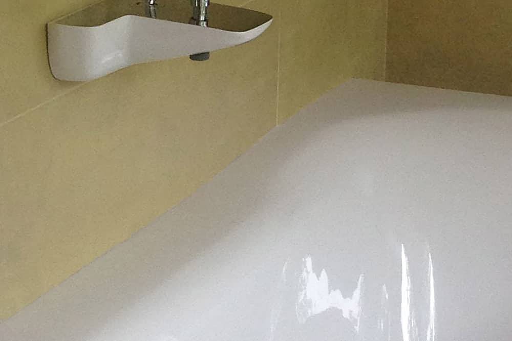 Chalet Ly's Nest - Haus am Berg mit Naturschwimmteich und gut eingezäuntem Gelände von 4500 qm. in Aldein, Südtirol