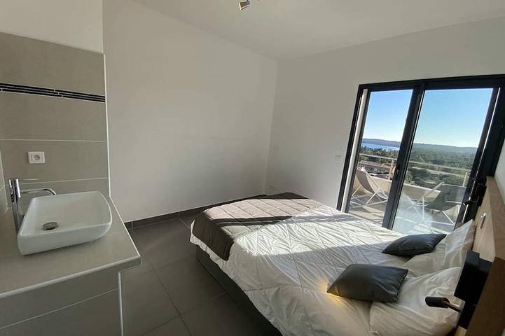 Apartamento entero, Casa 3, piscina 29 °, jacuzzi, vista al mar, playa 800 m, sauna hammam, río in Sainte-Lucie de Porto-Vecchio, Zonza
