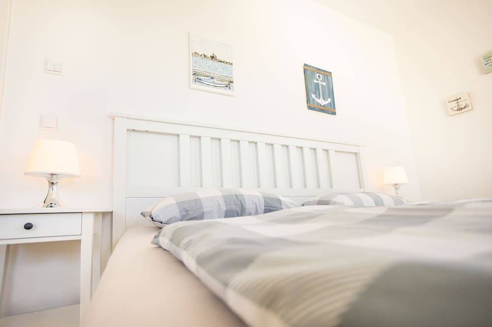 Ganze Wohnung, Moderne Ferienwohnung mit herrlichem Blick auf das Wasser und die Rügen-Brücke in Altefähr, Stralsund Umland