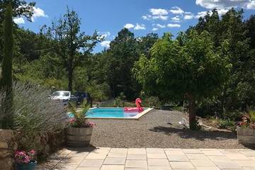 Gîte pour 4 personnes, avec terrasse ainsi que jardin et piscine, animaux acceptés à Saint-Antonin-du-Var