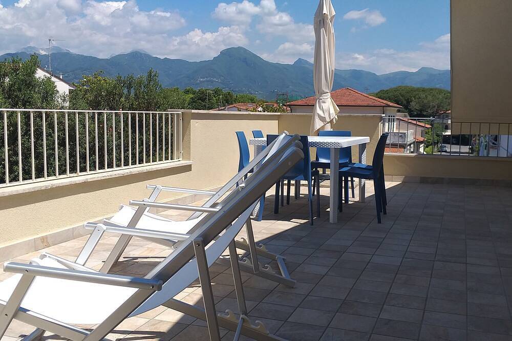 Apartamento entero, Brand new apartment with large terrace near the sea in Lido di Camaiore, Costa de la Maremma