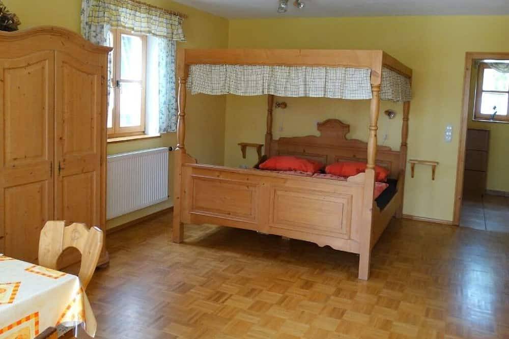 Ganze Wohnung, Gemütliche Ferienwohnung mit möblierter Terrasse und Zugang zum Garten in Plößberg, Ostbayern