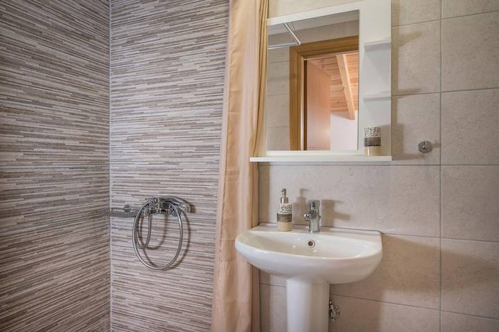 Appartement entier, Appartement de vacances pour 5 personnes avec balcon in Agia Marina, Région de la Canée