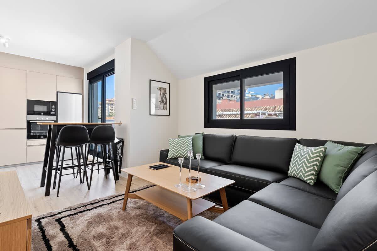 Ganze Ferienwohnung, Sleek Rooftop Penthouse with City & Mountain Views in Los Boliches, Fuengirola