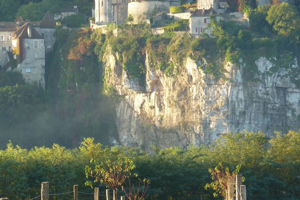Belle villa avec vue imprenable sur Saint Cirq Lapopie in Saint-Cirq-Lapopie, Quercy