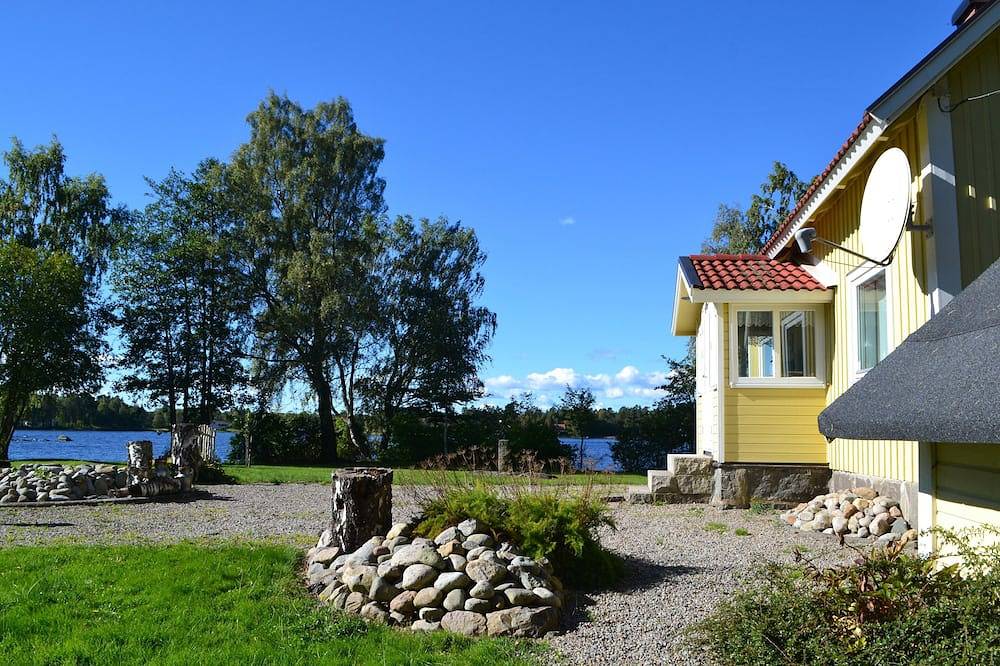 West bank location directly on the lake with sun terrace, sauna and boat in Ryd, Kronoberg