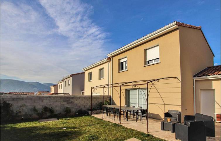 Location de vacances pour 7 personnes, avec piscine à La Coucourde