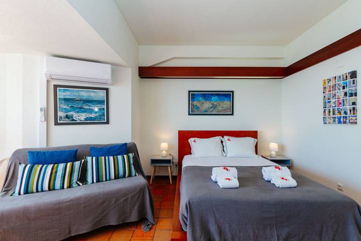 Studio entier, S2 - Sesimbra Ocean View Studio - Private Beach AC in Praia da Califórnia, Sesimbra