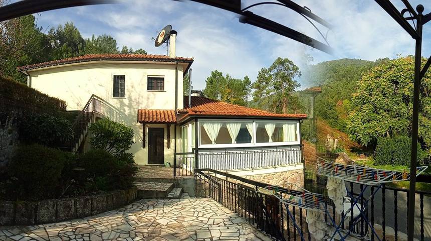 Gîte pour 6 personnes, avec terrasse et jardin