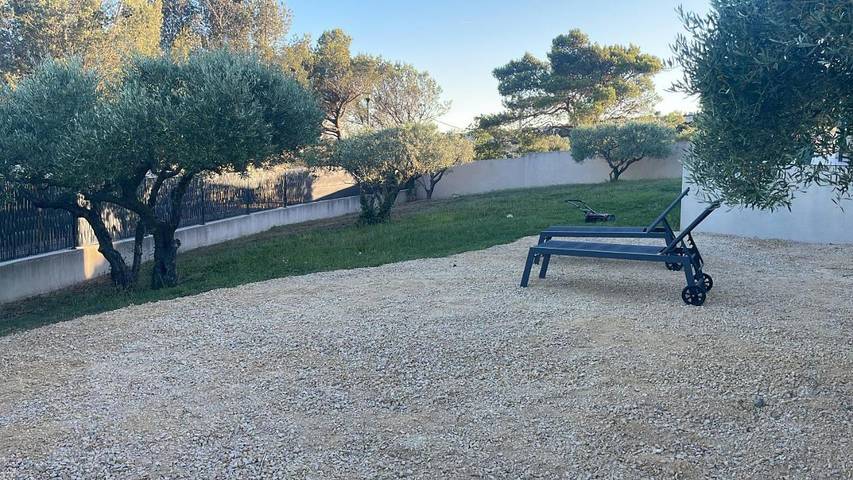 Location de vacances pour 6 personnes, avec vue ainsi que vue sur le lac et jardin à Aramon - 4