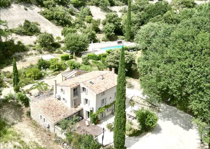 Gîte pour 14 personnes, avec piscine à Entrechaux