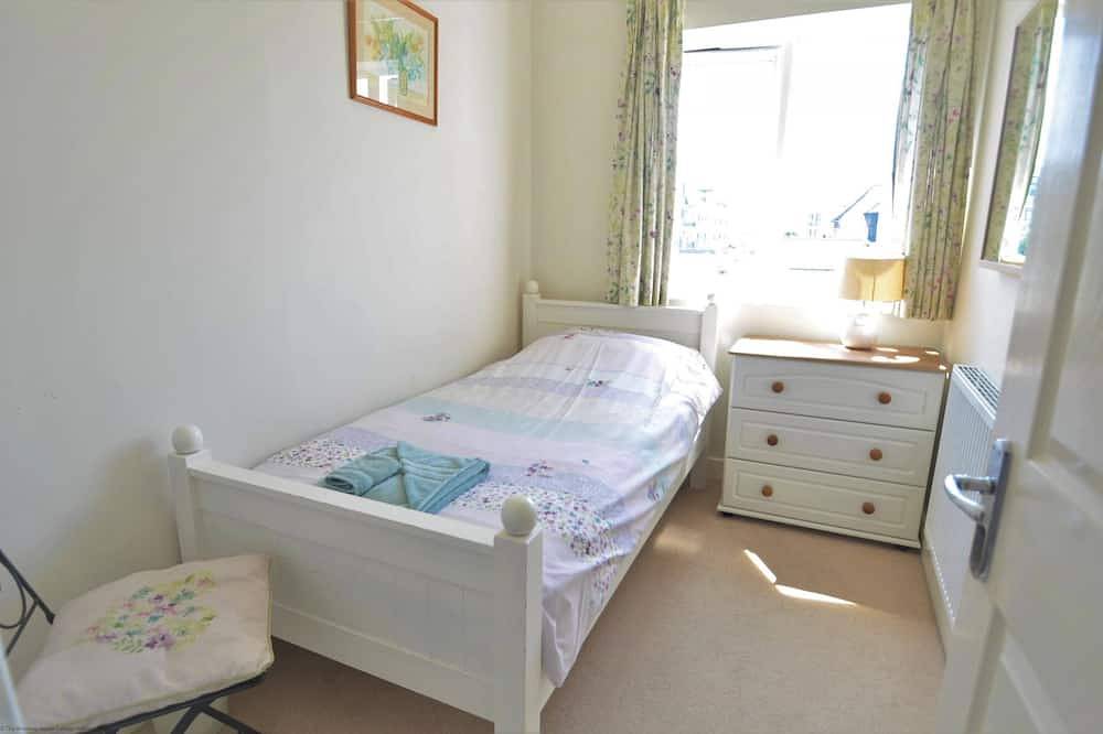 Light, modern townhouse with patio, a minute from beach; child- and pet-friendly in Goring-by-Sea, Worthing