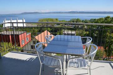 Gîte pour 4 personnes, avec vue ainsi que vue sur le lac et jardin, adapté aux familles à Neuchâtel