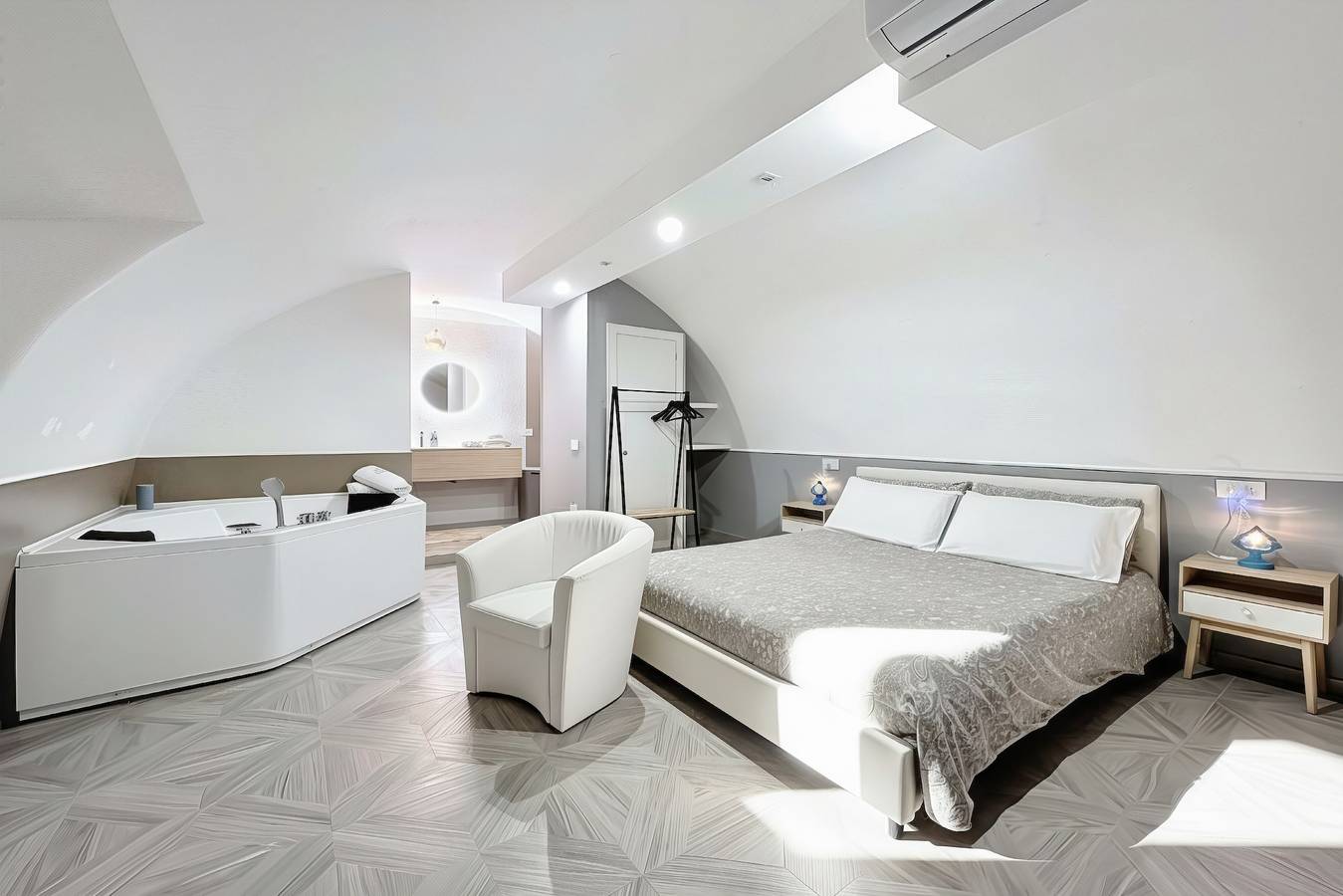 Appartamento intero, Bed and Breakfast 'Appartamento - Orchidea Celeste' con vista mare, Wi-Fi e aria condizionata in Manfredonia, Gargano
