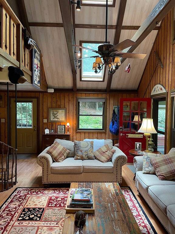 White Squirrel Lodge - Family friendly, pond & stream, breezy porches & wildlife in Transylvania County