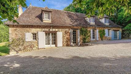 Gîte pour 7 personnes, avec terrasse ainsi que piscine et jardin à Saint-Georges-de-Montclard