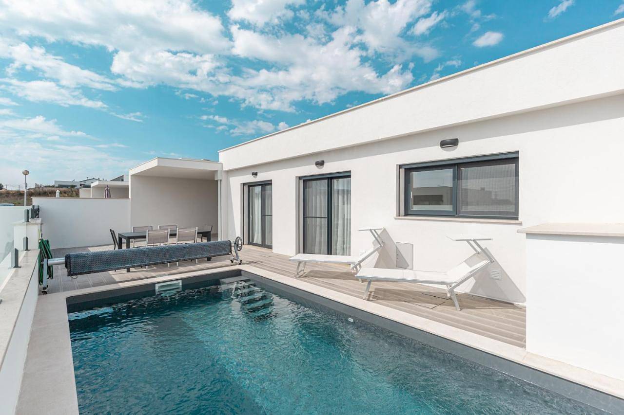 Three-Bedroom House in Santa Bárbara, Lissabon Distrikt