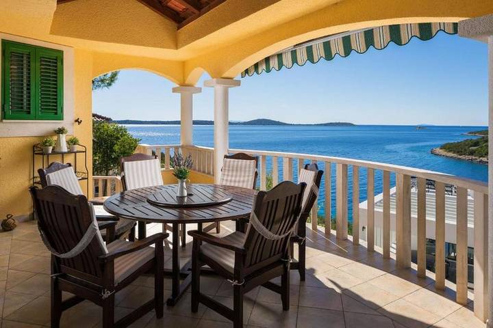 Villa pour 7 personnes, avec piscine et balcon/terrasse à Marina
