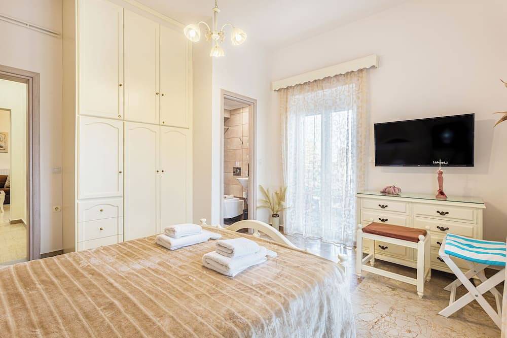 50m from the beach cosy spacious family house, 4bedrooms & 4bathrooms & bbq area in Kissamos, Chania und Umgebung