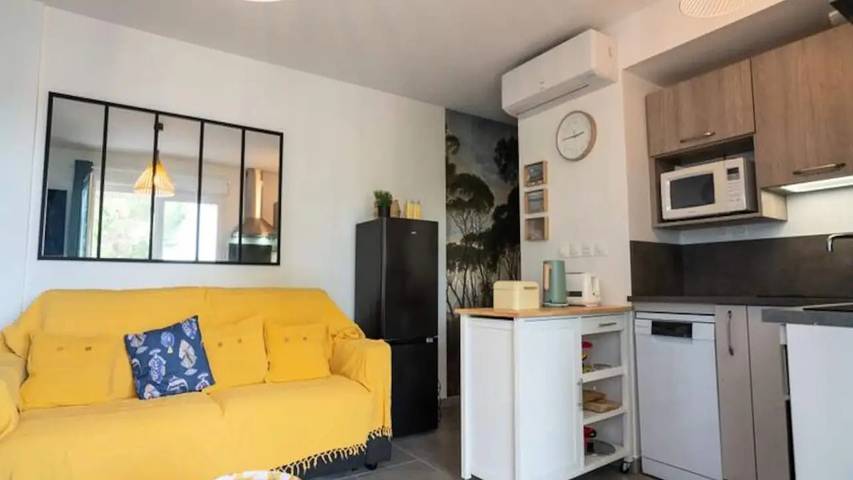 Gîte pour 5 personnes, avec Balcon ainsi que Terrasse et Piscine dans Plage de la Farinette - 2