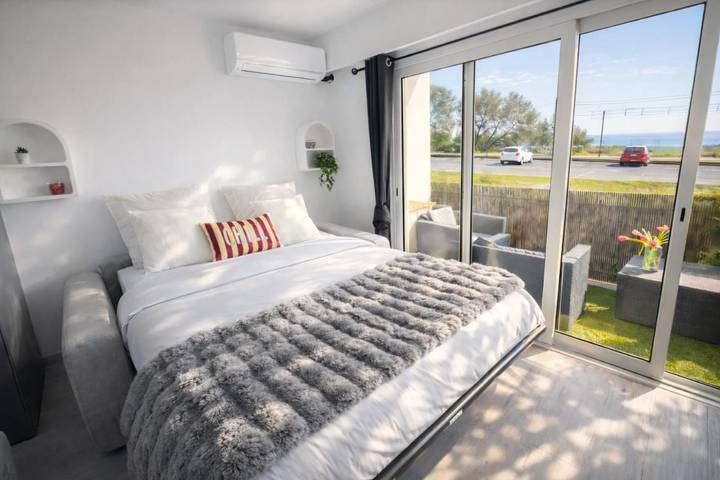 Gîte pour 2 personnes, avec terrasse ainsi que vue et piscine dans Marineland (Juan-les-Pins) - 2