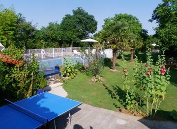 Gîte pour 11 personnes, avec jardin ainsi que terrasse et piscine à Sainte-Gemme-la-Plaine