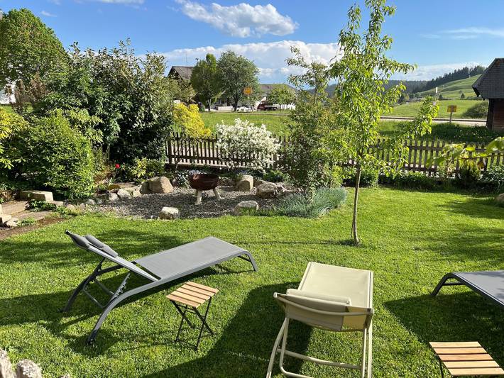 Ganze Wohnung, Ferienwohnung 'Gartenblick' mit schöner Aussicht, privatem Balkon und Gemeinschaftsgarten in Ibach, Südschwarzwald