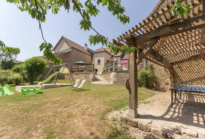 Location de vacances pour 10 personnes, avec terrasse et jardin, animaux acceptés dans Auxant