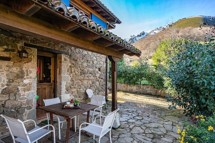 Casa de vacaciones para 5 personas, con jacuzzi y jardín en Quirós
