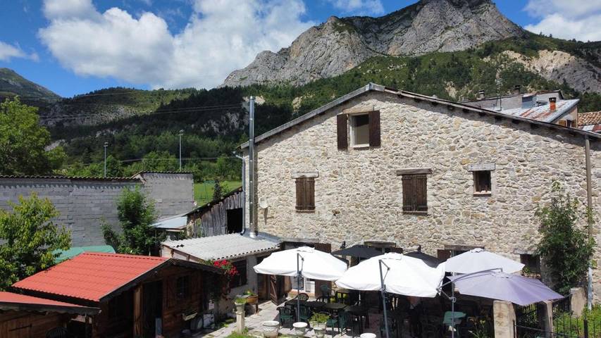 Hôtel pour 2 personnes, avec jardin ainsi que vue et terrasse, animaux acceptés à Soleilhas