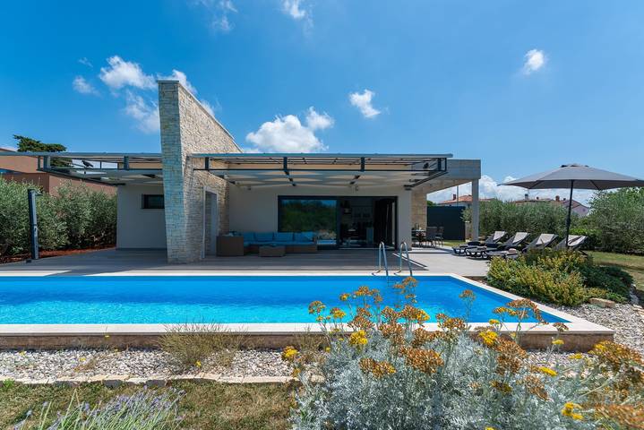 Villa für 8 Personen, mit Pool und Balkon sowie Meerblick und Garten, mit Haustier in Novigrad