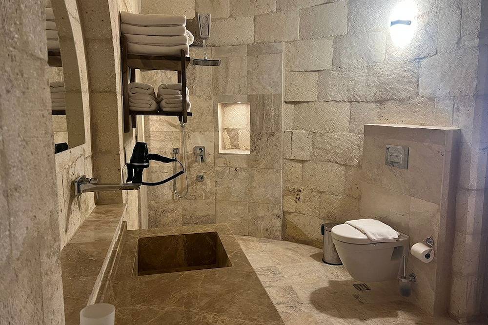 The Skyfall Jacuzzi Suite with Balloon View and Terrace 302 in Uçhisar, Nevşehir