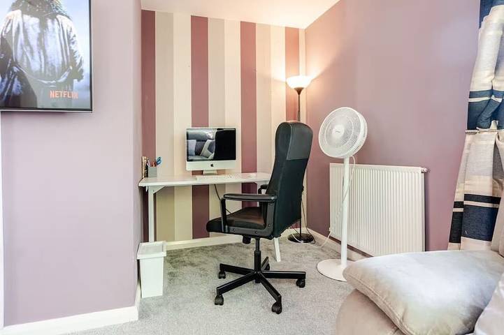 Comfortable 3-Storey House with Free Car Parking in Manchester, Grand Manchester