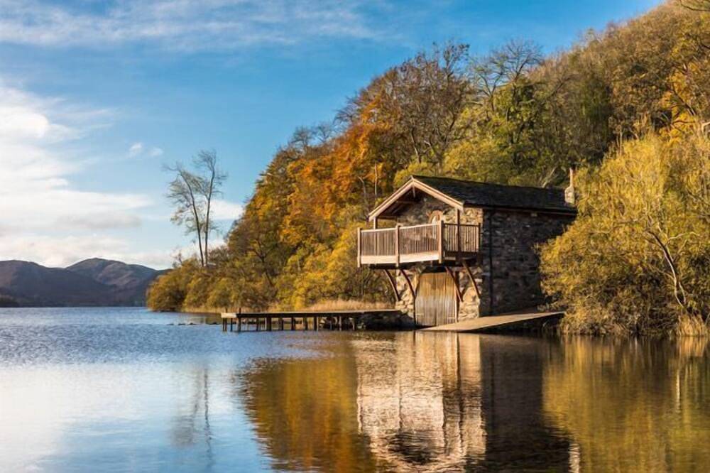 Luxury, romantic boathouse on the shores of Lake Ullswater, perfect for special occasions. in Lake District