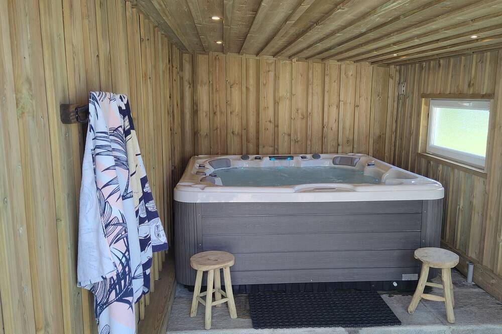 Gîte 800 m. seaside, Gr34, Spa, enclosed garden, dogs welcome. in Ploudalmézeau, Brest region
