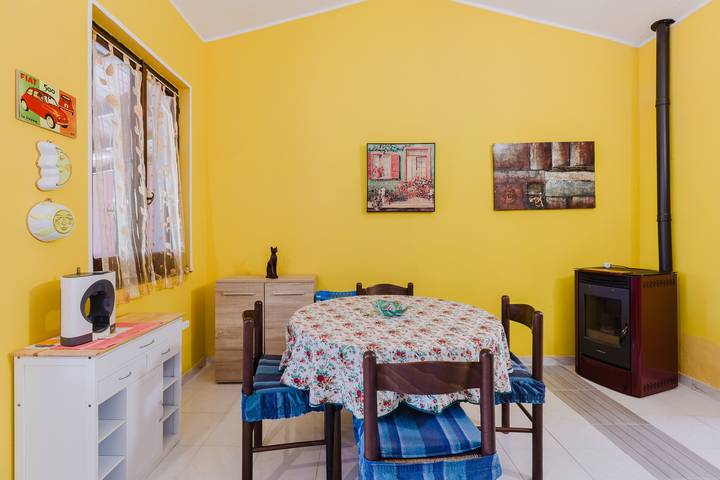 Appartamento intero, Casa Vacanze Pintadera 2' con giardino e Wi-Fi in Bosa, Planargia