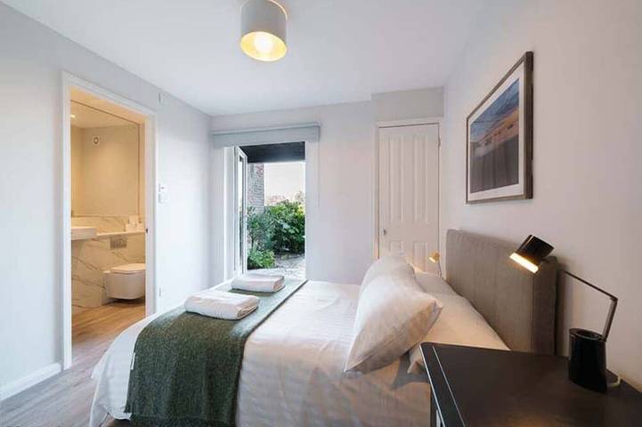 Rampart View -  a house that sleeps 6 guests  in 3 bedrooms in Gosport, Hampshire