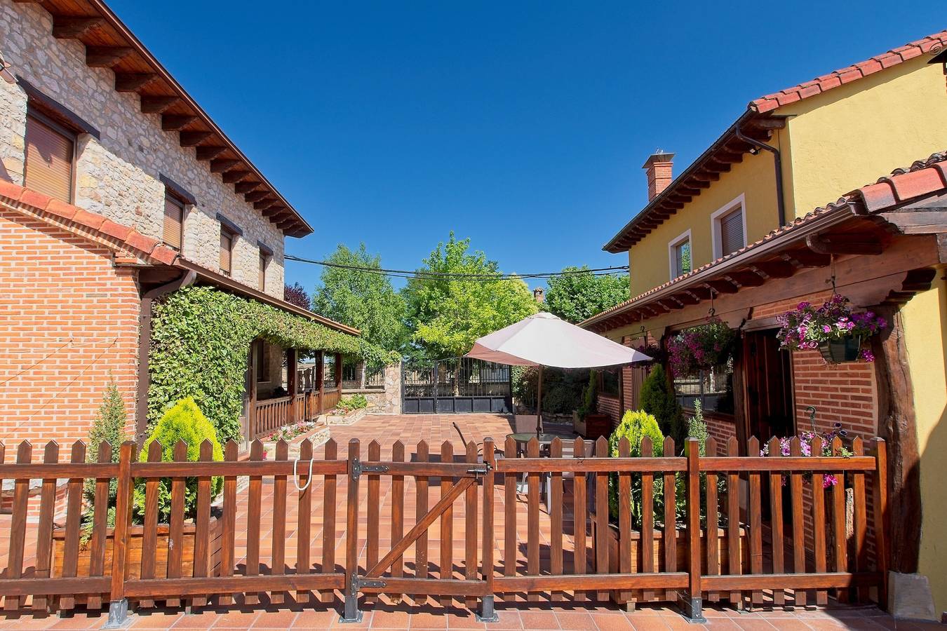 Refugio rural 'El Yunque' en la Montaña Palentina, terraza y Wi-Fi in Santibáñez de la Peña, Cordillera Cantábrica