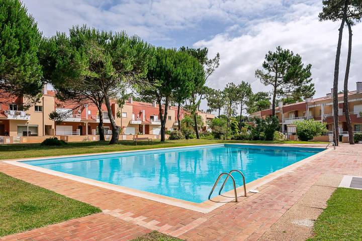 Gîte pour 6 personnes, avec Balcon et Terrasse ainsi que Jardin et Piscine dans Fão