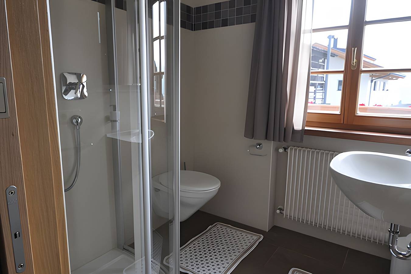Ganze Wohnung, Apartment 'Villa Konstanze' mit Bergblick, privater Terrasse und Wlan in Plan da Tieja, Wolkenstein